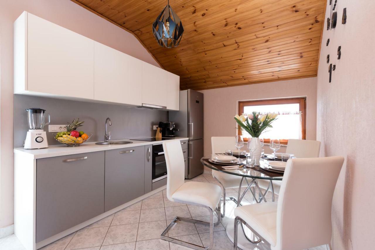Lola Apartment Veprinac Exteriör bild
